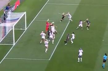 Tiane Endler y su desafortunado autogol en semifinales de Champions League