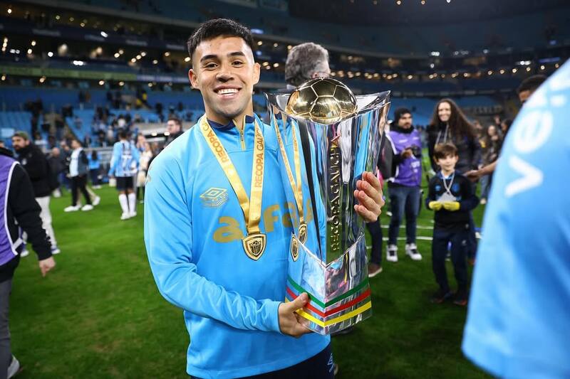 Alexander Aravena levantando el Torneo Gaúcho que ganó esta temporada en Gremio.