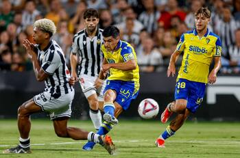 ¡Por fin! Un chileno vuelve a ser titular en el fútbol español