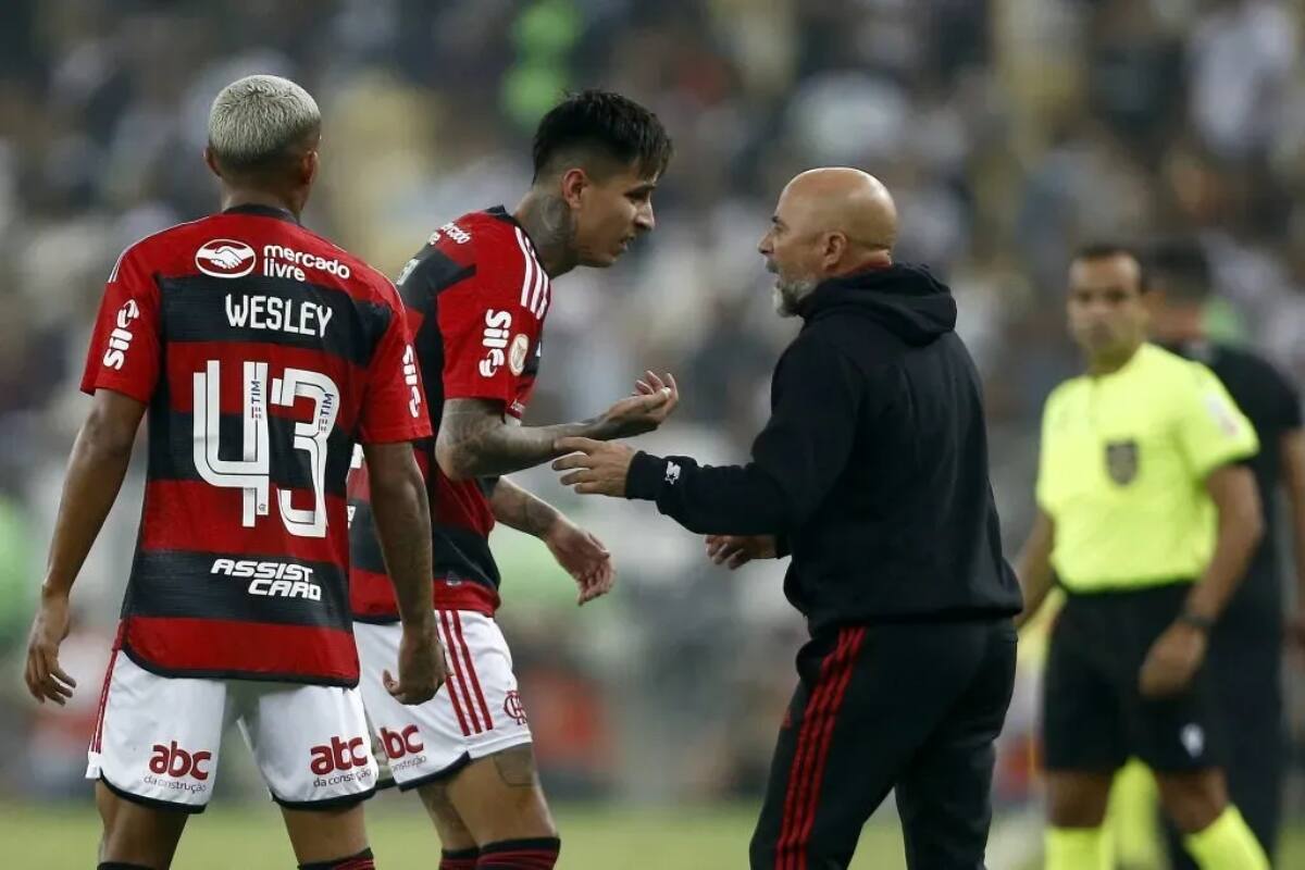 En Francia se frotan las manos con posible reencuentro entre Erick Pulgar y Sampaoli.