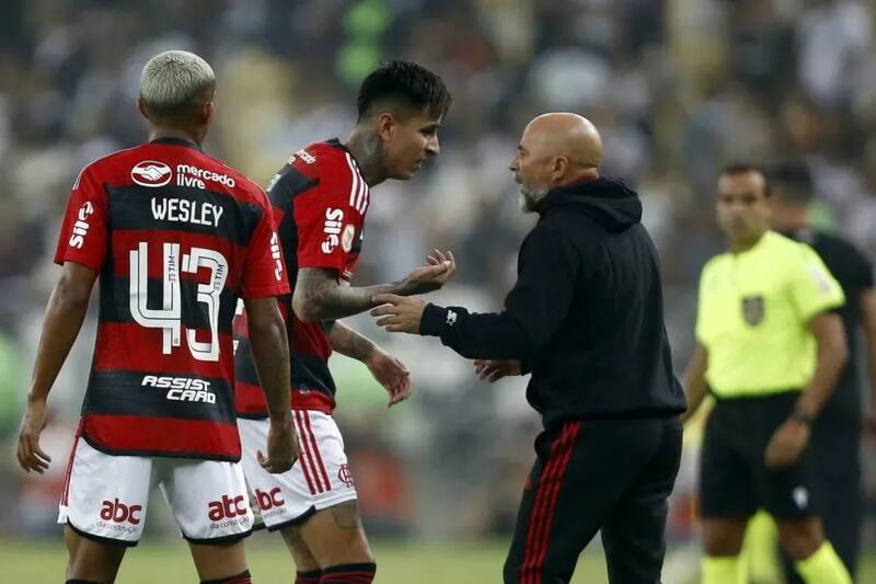 En Francia se frotan las manos con posible reencuentro entre Erick Pulgar y Sampaoli.