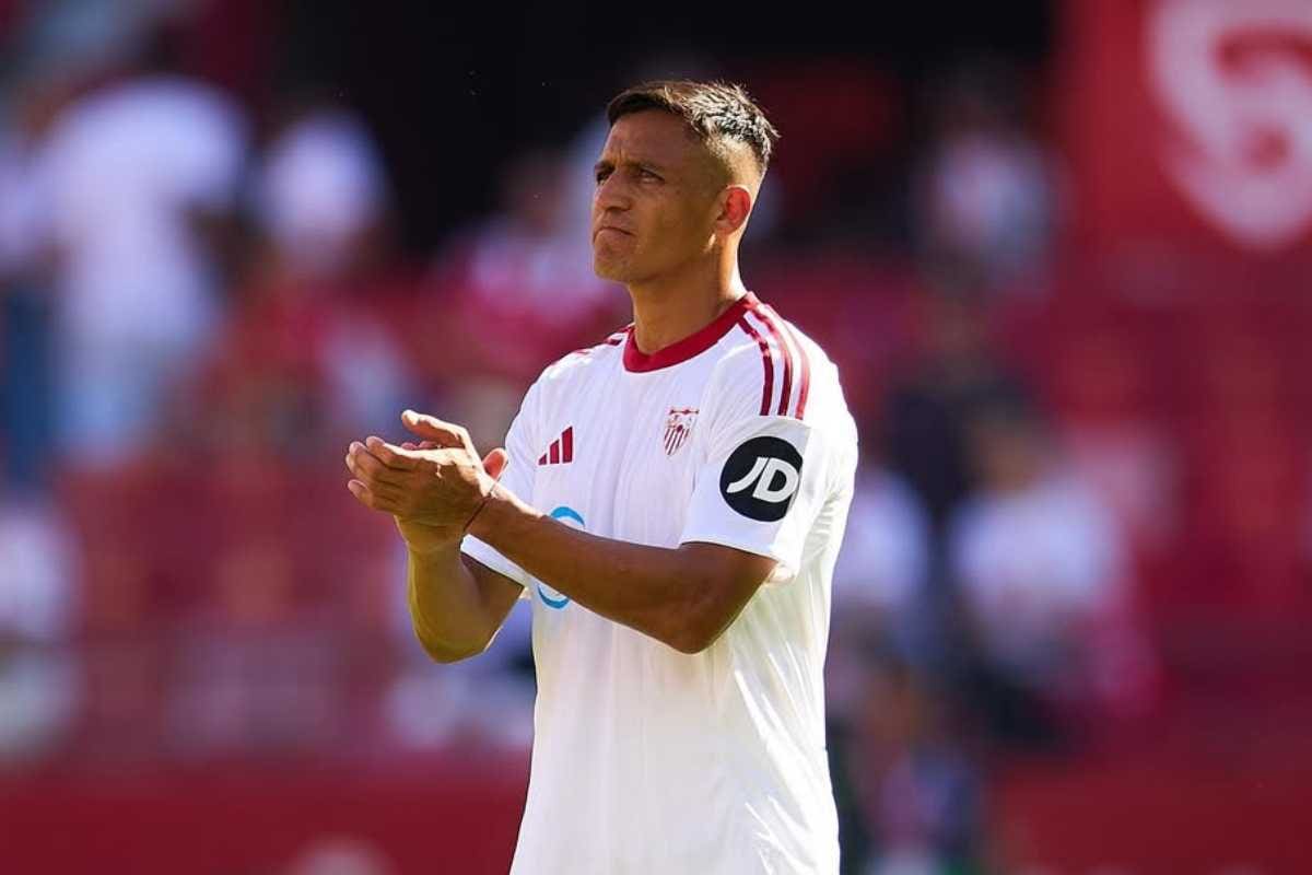 Preocupación en Sevilla: Alexis Sánchez enciende las alarmas por lesión. . Foto: @Sevillafc