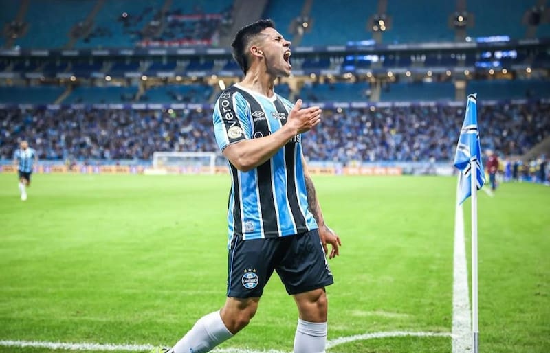 Alexander Aravena anotó su primer gol en Gremio