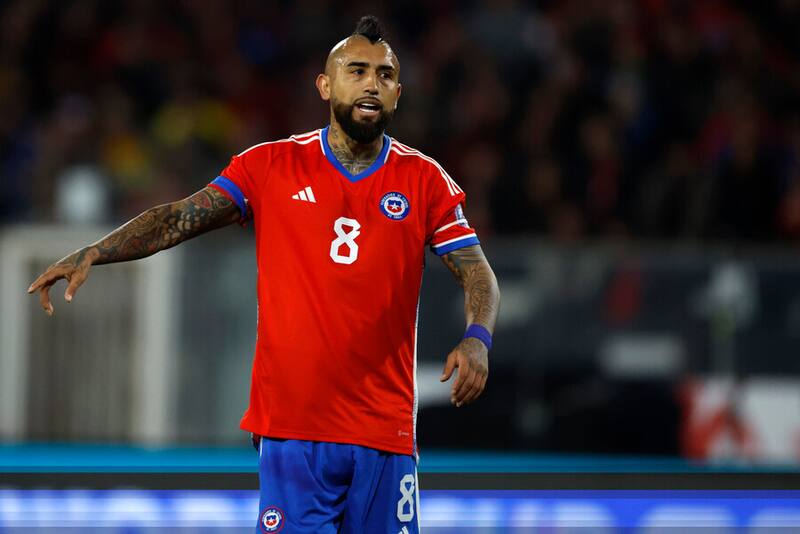 Arturo Vidal se acerca al estadio Monumental. Foto: Aton.
