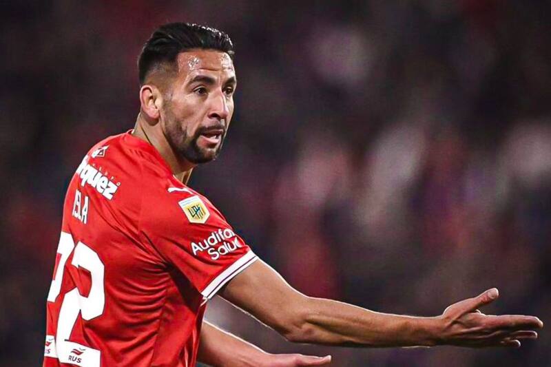 Mauricio Isla se fue de la UC para fichar en Independiente.