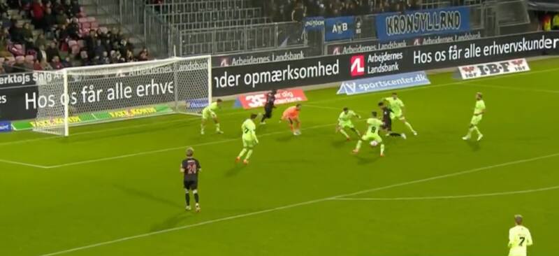 Darío Osorio y su primer gol en Dinamarca.