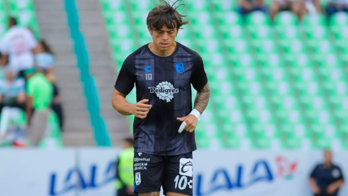 Joaquín Montecinos con la camiseta del Querétaro.