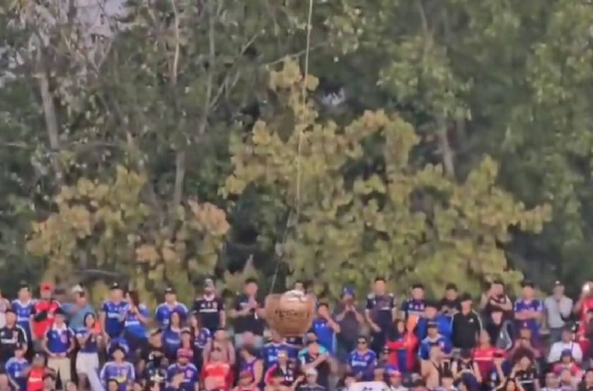 VIDEO | Pelota del duelo entre Chimbarongo y la U bajó en un canasto de mimbre