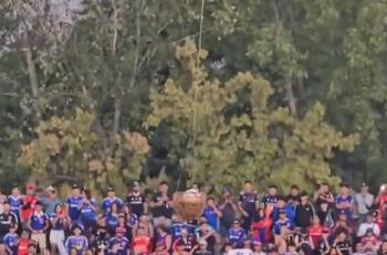 VIDEO | Pelota del duelo entre Chimbarongo y la U bajó en un canasto de mimbre