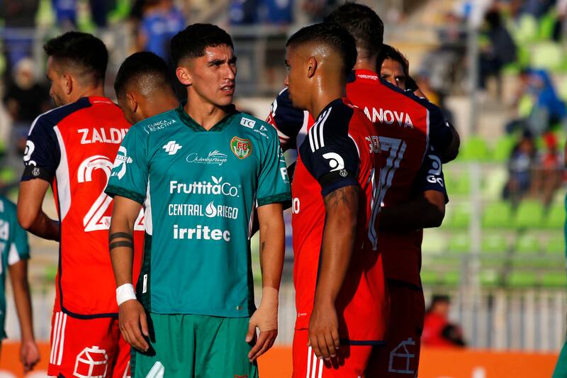 El jugador de Chimbarongo FC, Gabriel Lorca, centro, se lamenta tras el octavo gol de Universidad de Chile en Copa Chile.