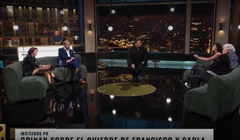 Chiqui Aguayo y Constanza Capelli encaran a Francisco Kaminski.