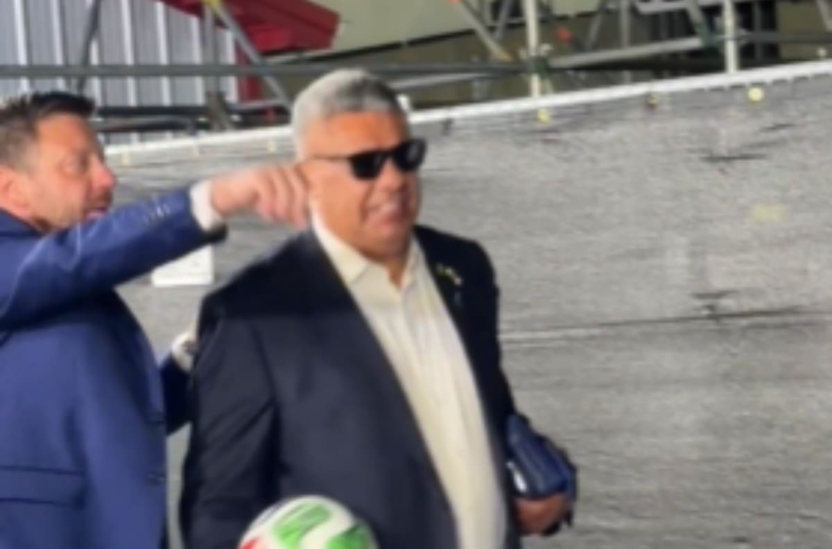 VIDEO | Solo faltó el puro: Chiqui Tapia se llevó el balón de Lionel Messi y así se retiró tras el triunfo ante Argelia