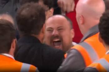 VIDEO | ¡Lo fue a buscar! Cholo Simeone explotó con hincha del Liverpool que le gritó el gol de la derrota en Champions