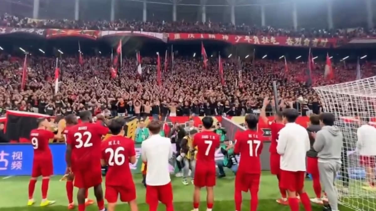 VIDEO | ¡Impresionante! Hinchas de club chino alientan al equipo al ritmo de Quilapayún