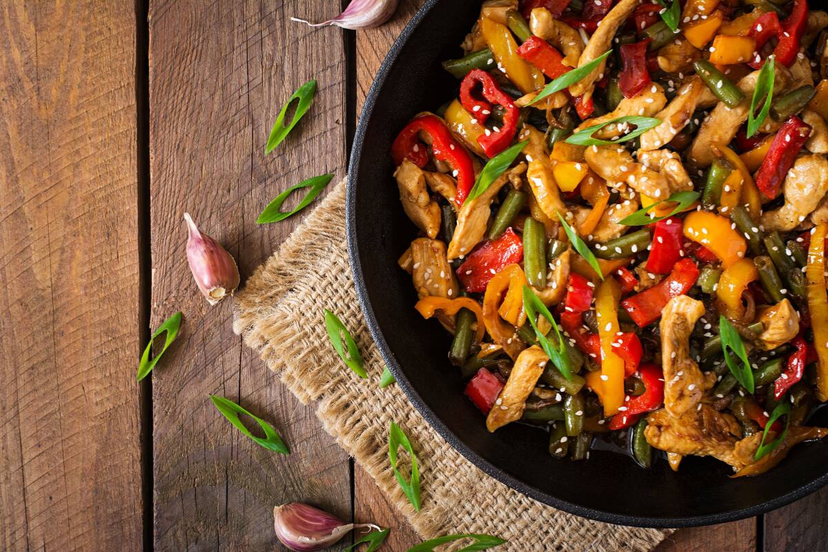 Esta receta se realiza con carne, ya sea de vacuno, cerdo o pollo; y verduras.