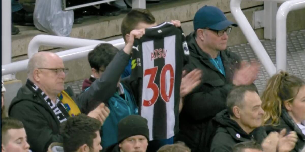 El conmovedor minuto de silencio del Newcastle por la muerte de Christian Atsu.