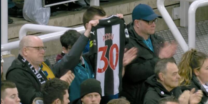 El conmovedor minuto de silencio del Newcastle por la muerte de Christian Atsu.