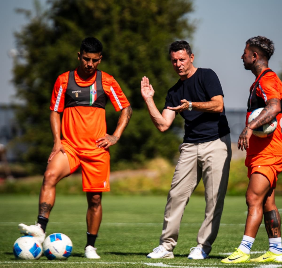 "Hay un grado de pedagogía, docencia o coaching que para mí es tan importante como a la hora del entrenamiento, la estrategia o la táctica", dice Bassedas, en la foto junto a Marco Collao y Leo Valencia.