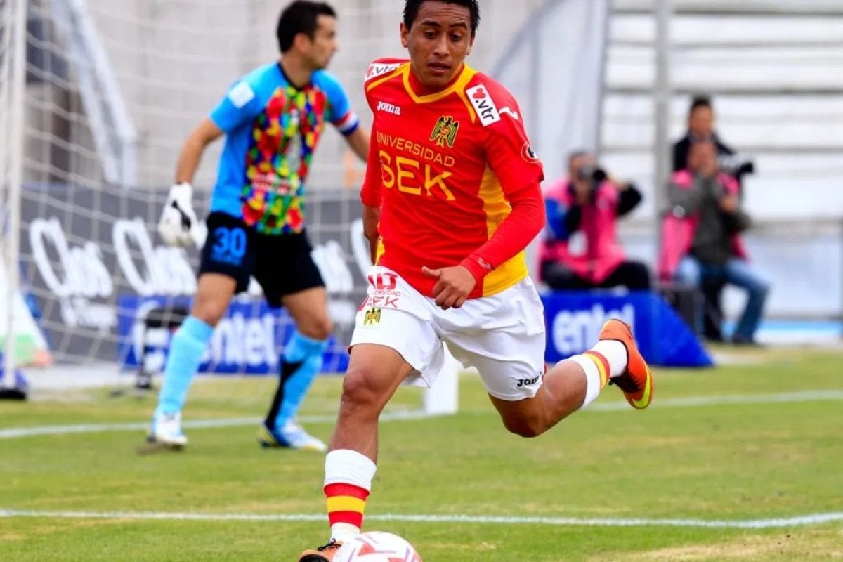 Christian Cueva, en 2013 con la camiseta de Unión Española.
