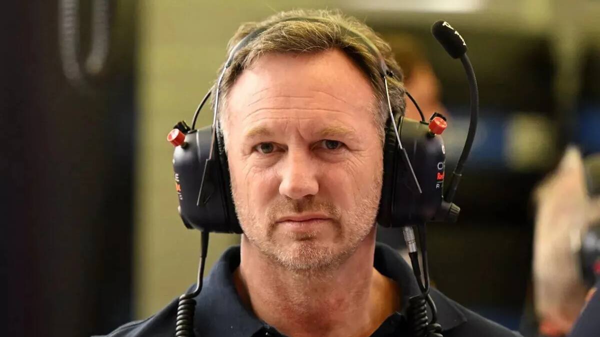 Christian Horner golpea la mesa y cuestiona los rumores sobre Carlos Sainz en Red Bull: ”El asiento es de Checo”