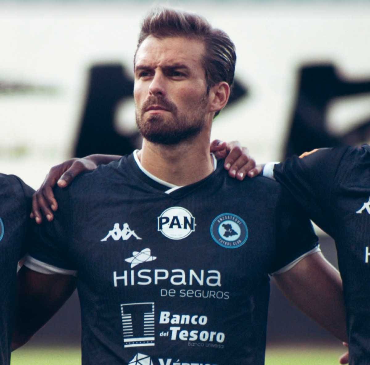 La 14° camiseta en la carrera del venezolano.