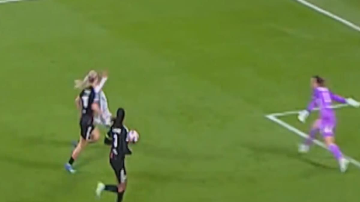 VIDEO | ¡Gigante! Tiane Endler salva un mano a mano para mantener con vida a OL Lyonnes