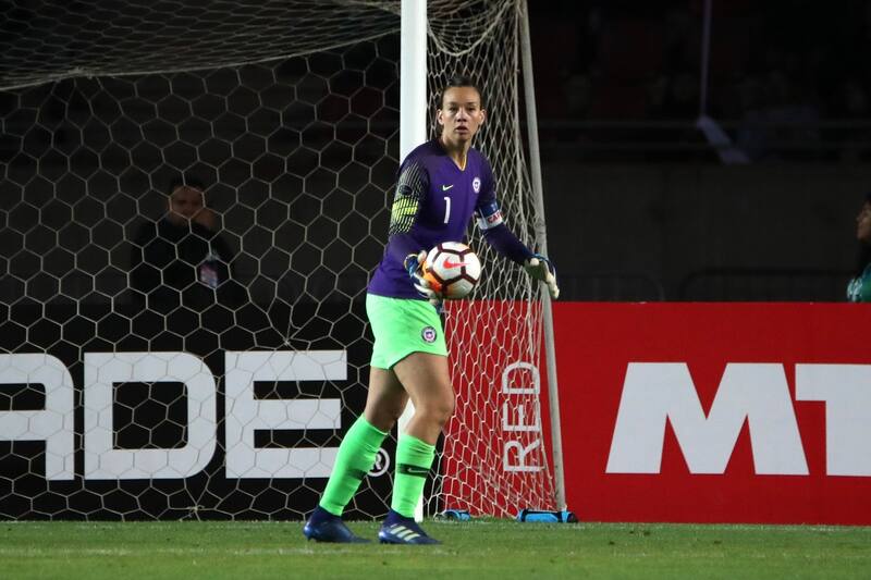 La portera chilena en uno de sus últimos partidos con la camiseta de la Selección. Agencia Aton.