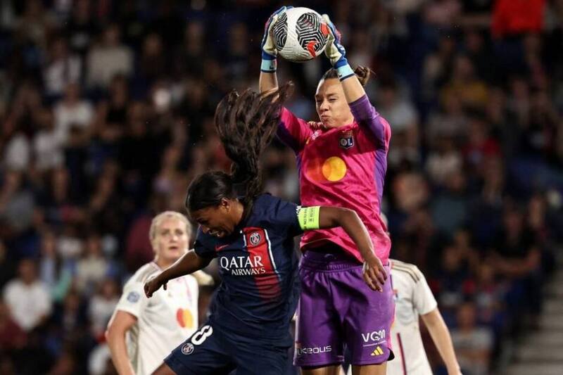 y el Olympique de Lyon se llevan un gran triunfo por Champions League.