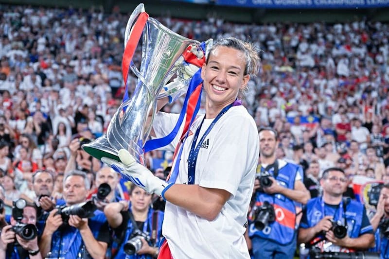 Tiane Endler con el trofeo de la Champions League 2022. La arquera fue la primera persona chilena, hombre o mujer, en ganar en cancha el certamen más presitigioso de Europa. Foto: OL Féminin.