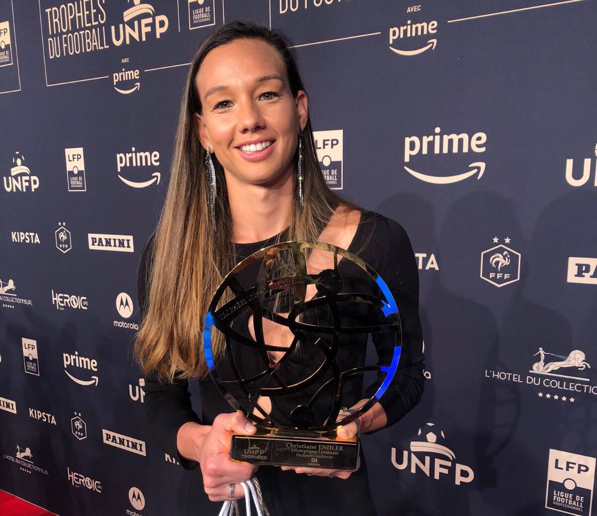 La arquera chilena con el trofeo a la mejor arquera de Francia en sus manos,