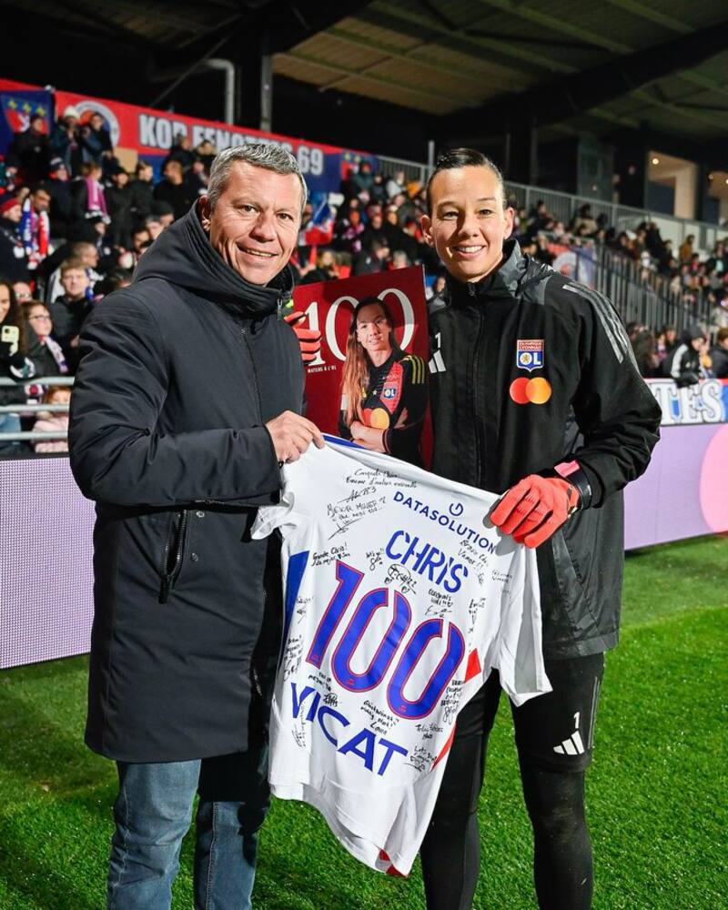 Christiane Endler recibe el reconocimiento del Olympique de Lyon. Foto: OL Féminin.