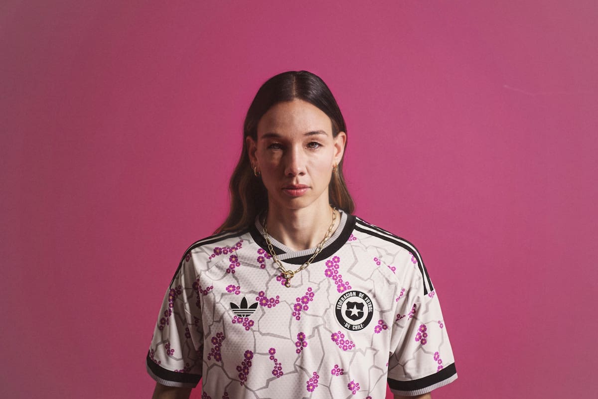 La portera chilena posando con la nueva camiseta de la Selección Chilena. Foto: Adidas