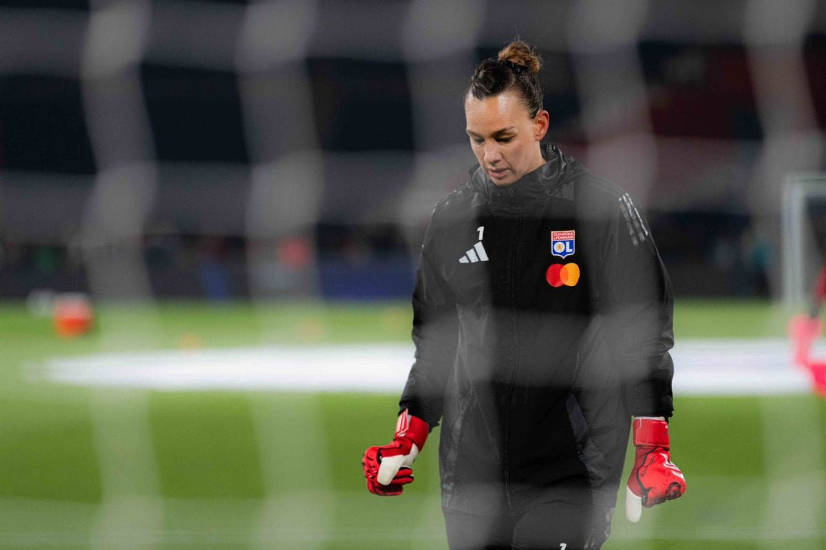 La portera chilena es elogiada en todo el mundo, como una de las futbolistas top del Futfem internacional. En Chile, algún sector la critica.