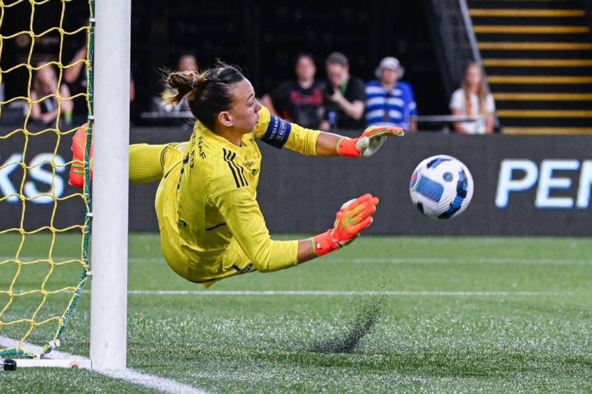 Una Champions League y una Liga de Francia son los argumentos de Christiane Endler para entrar al XI ideal de Fifpro.