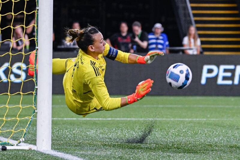 Una Champions League y una Liga de Francia son los argumentos de Christiane Endler para entrar al XI ideal de Fifpro.