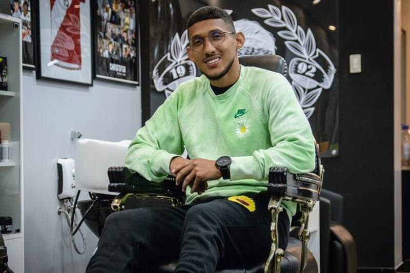 está teniendo éxito con su barbería en Perú.