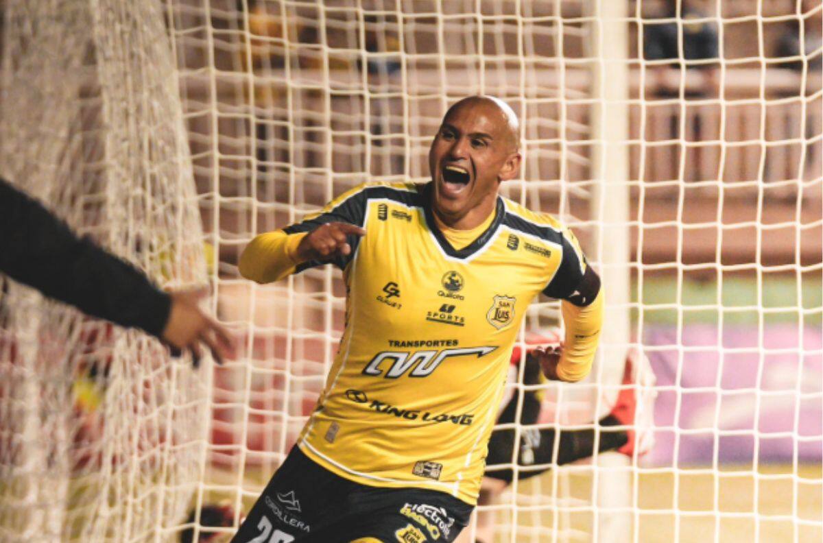 Chupete eterno: Humberto Suazo celebra sus 44 años más vigente que nunca