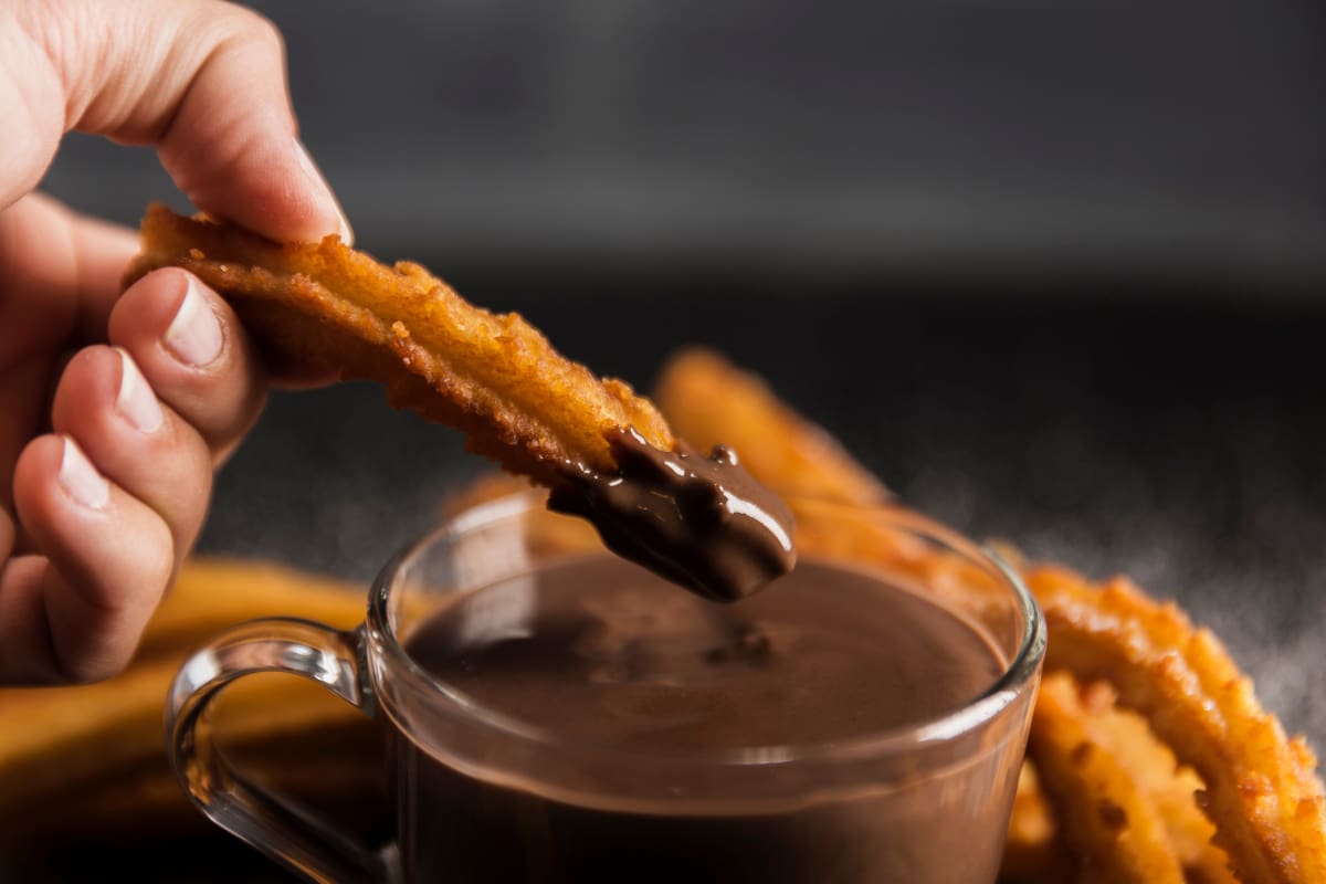 Aprende a hacer esta receta sin freír, más sana y segura. Créditos: Freepik.