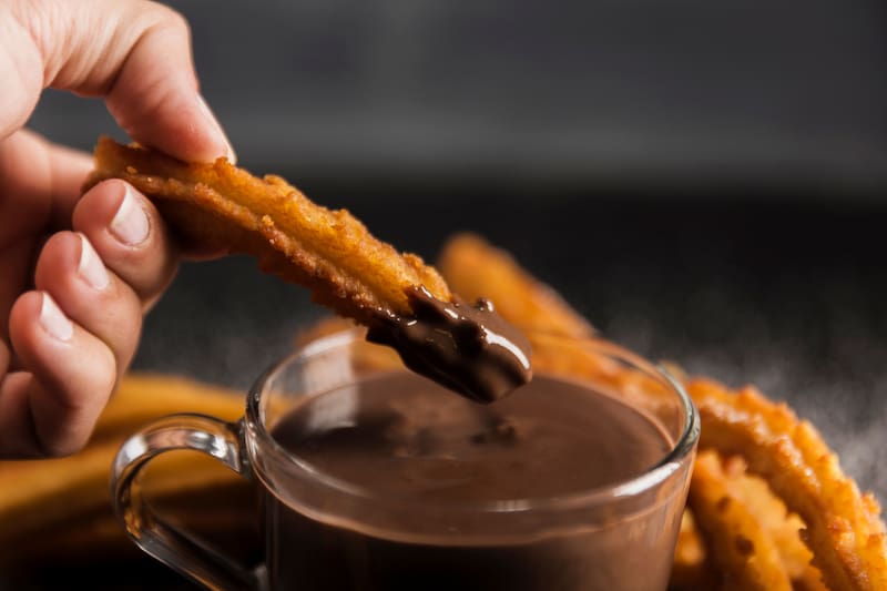 Aprende a hacer esta receta sin freír, más sana y segura. Créditos: Freepik.
