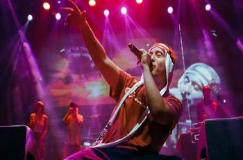 Descolocó a todo el público: La broma de Chystemc que sacó pifias y carcajadas en el Lollapalooza Chile 2024