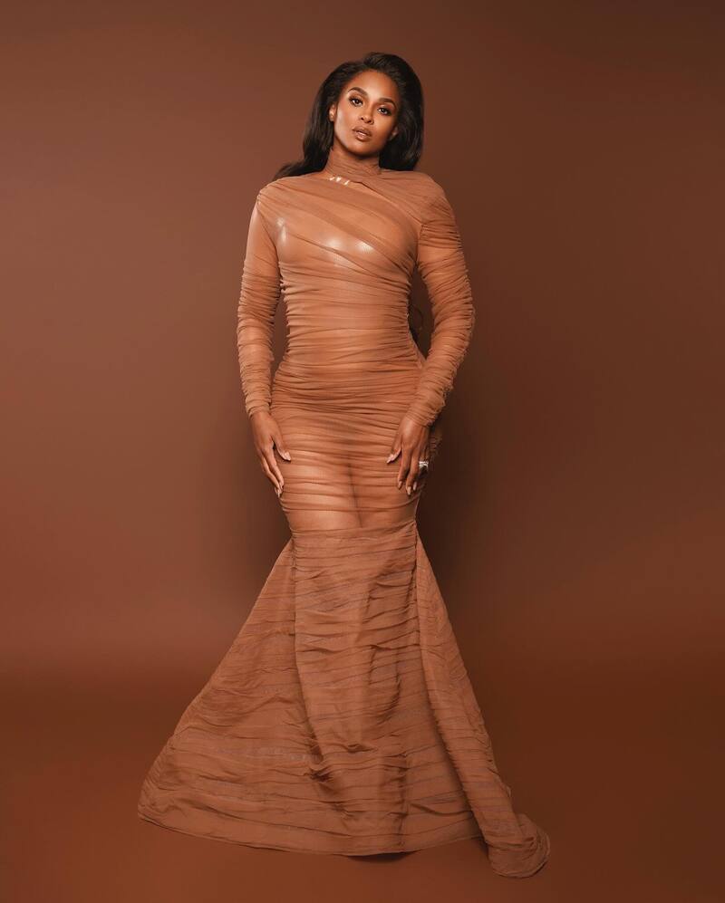 asistió a la fiesta de los premios Oscar de Vanity Fair.