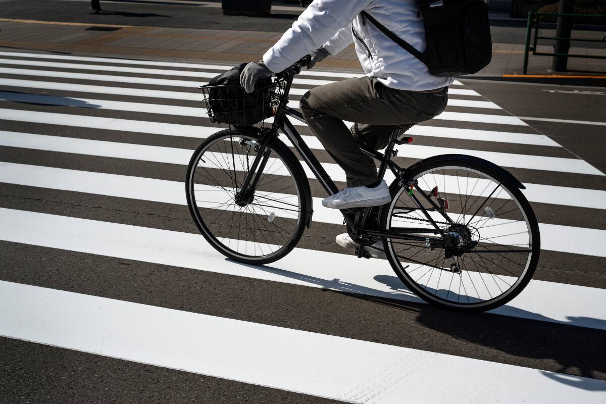 Esto es lo que debes hacer si pasas en bicicleta por un paso peatonal.