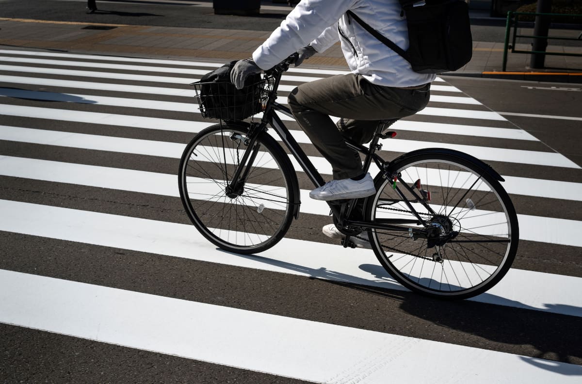 ¿Qué debe hacer un ciclista cuando transita por un paso peatonal en Chile?