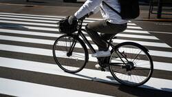 ¿Qué debe hacer un ciclista cuando transita por un paso peatonal en Chile?