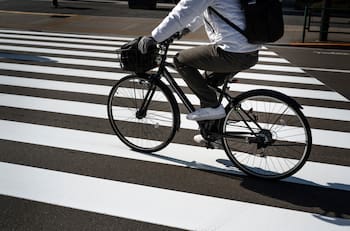 ¿Qué debe hacer un ciclista cuando transita por un paso peatonal en Chile?