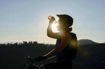 ¿Andas en bicicleta?: Así puedes protegerte de los golpes de calor este verano