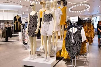 Icónica marca de moda presente en Chile cerrará decenas de tiendas: tuvo pérdidas por más de 258 millones de euros