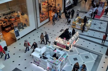 Al menos seis grandes empresas internacionales han comenzado a cerrar sus tiendas e irse de Chile en lo que va del 2025