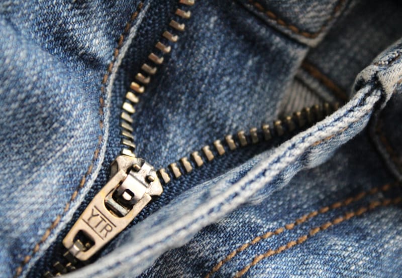 Este truco casero con un tenedor para arreglar un cierre te  va a solucionar la existencia | Foto: Beefunky