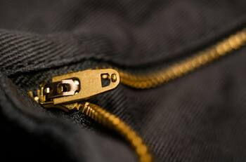 Aprende a arreglar un cierre en segundos usando solo un tenedor